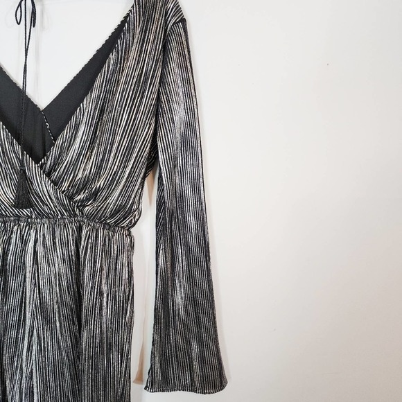 NWT Gianni Bini Bell Sleeve Silver Elastic Waist Adjustable Tie Romper SZ Small - Picture 7 of 10